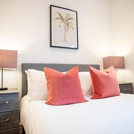 Villa Deluxe Chic 1 2 Bed Apts Near Heathrow Legoland Windsor Slough Extérieur photo
