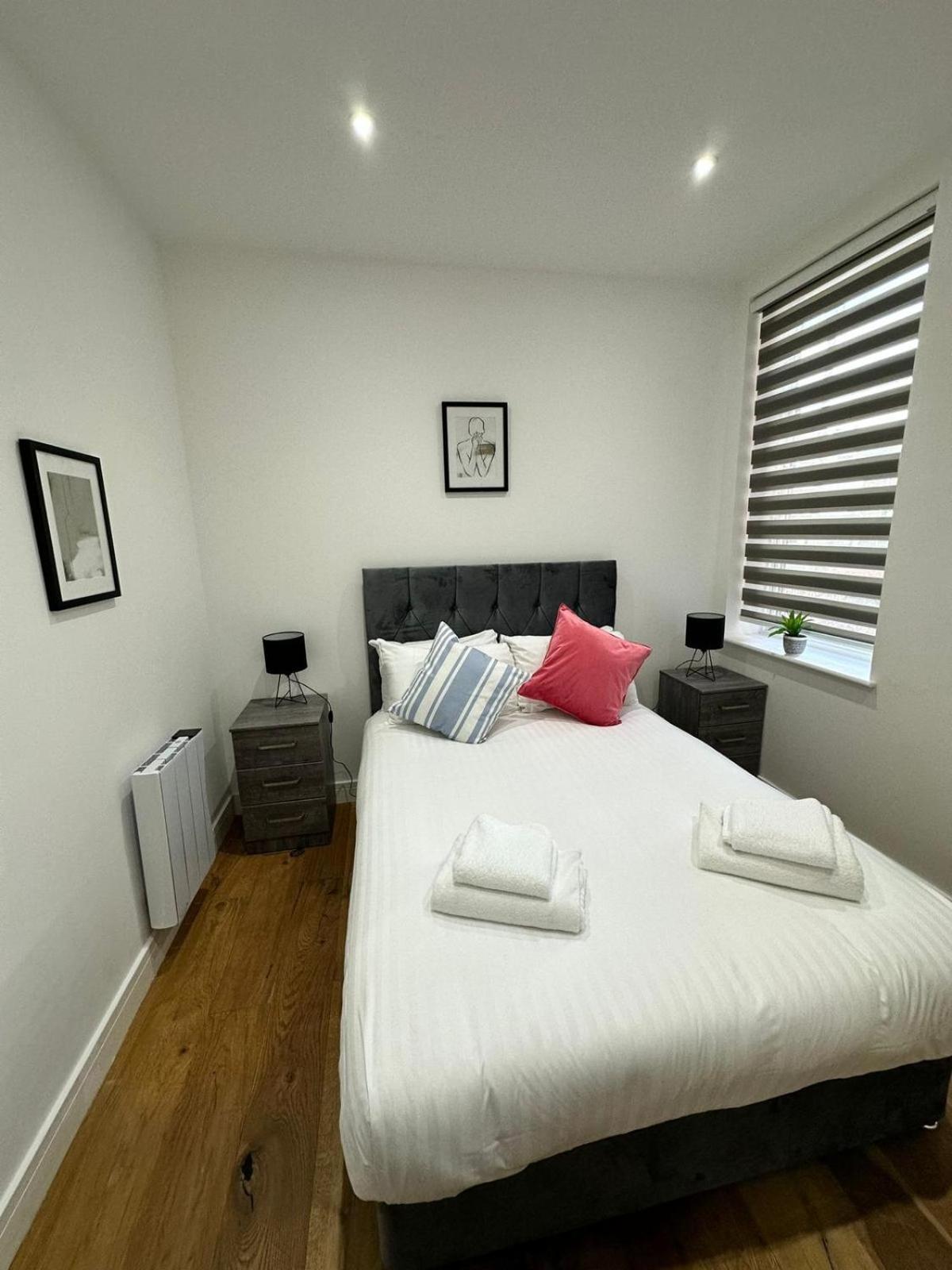 Villa Deluxe Chic 1 2 Bed Apts Near Heathrow Legoland Windsor Slough Extérieur photo