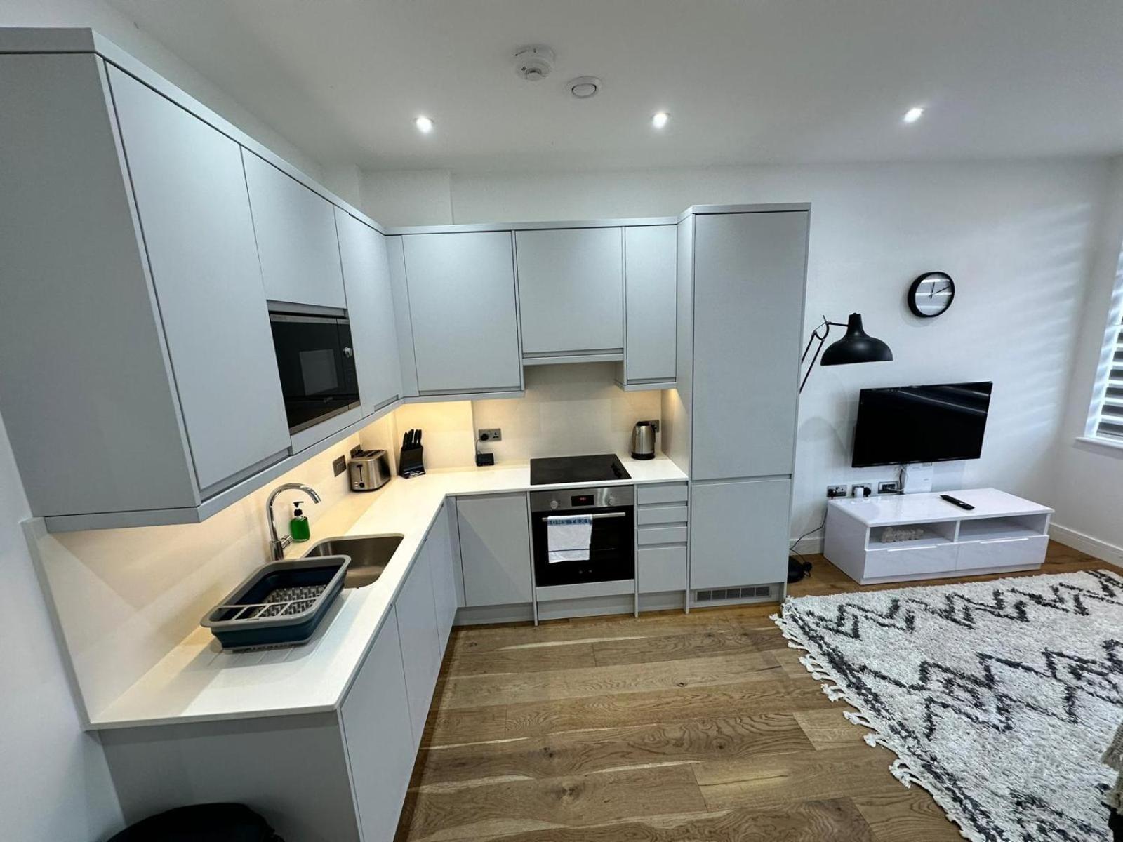 Villa Deluxe Chic 1 2 Bed Apts Near Heathrow Legoland Windsor Slough Extérieur photo