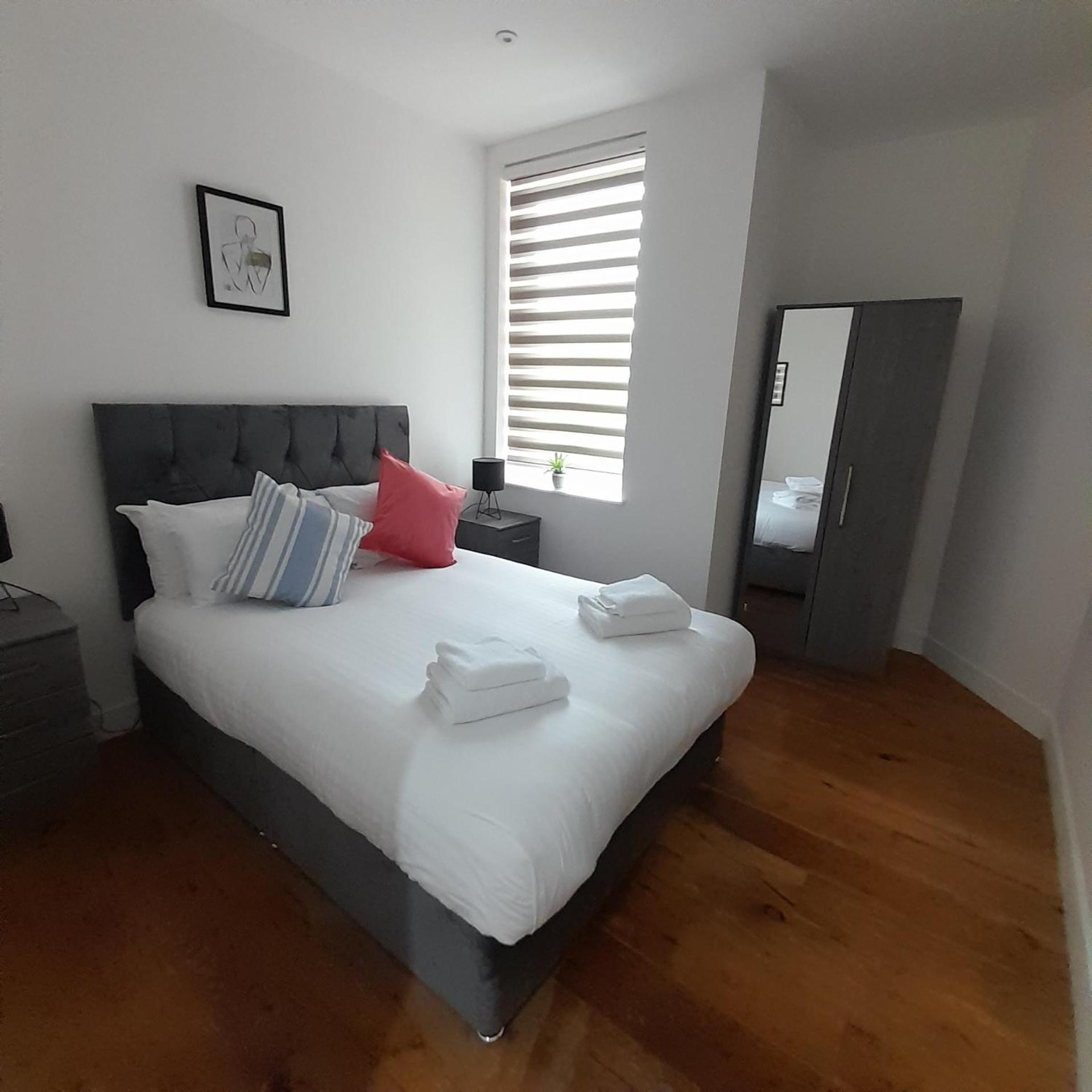 Villa Deluxe Chic 1 2 Bed Apts Near Heathrow Legoland Windsor Slough Extérieur photo