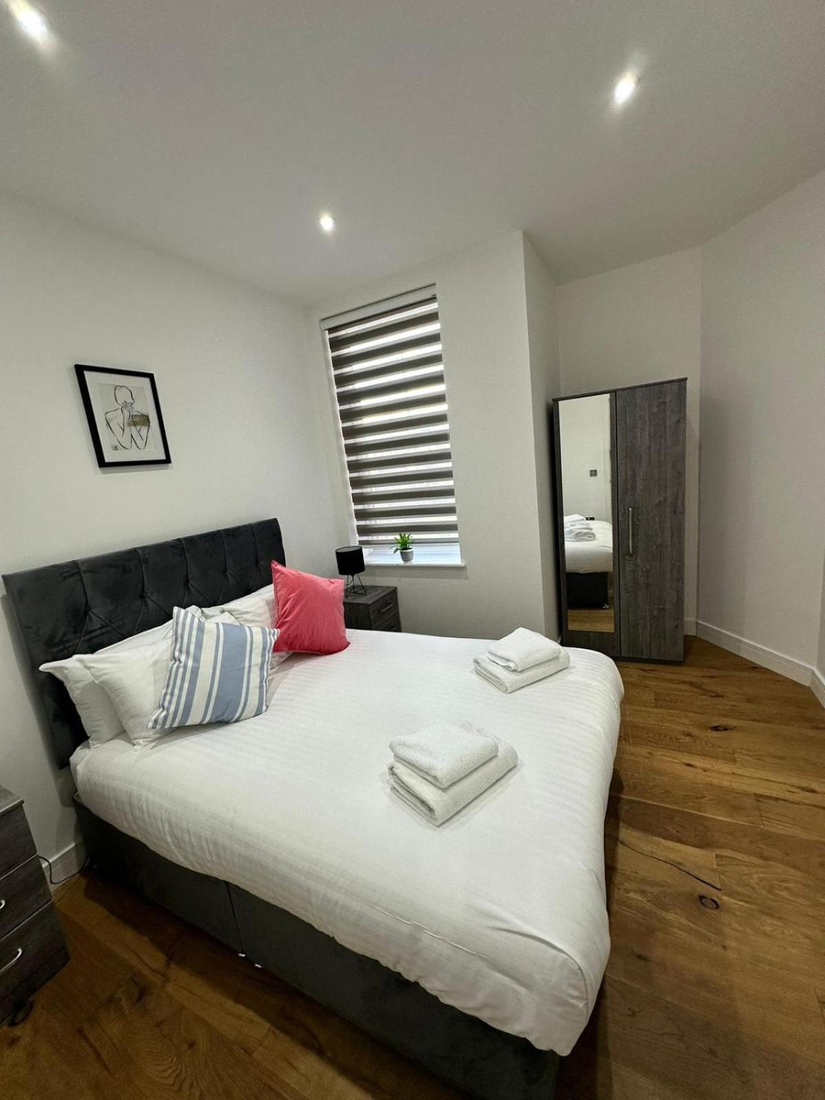 Villa Deluxe Chic 1 2 Bed Apts Near Heathrow Legoland Windsor Slough Extérieur photo